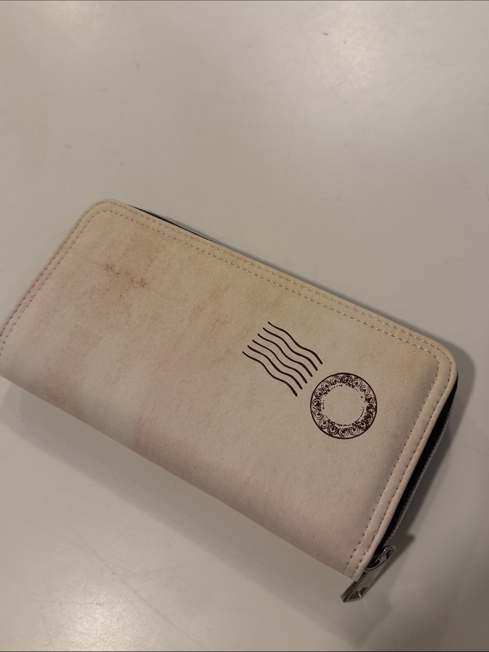 Hogwarts Cream Zip Wallet with Red Seal Accent - Picture 2 of 3